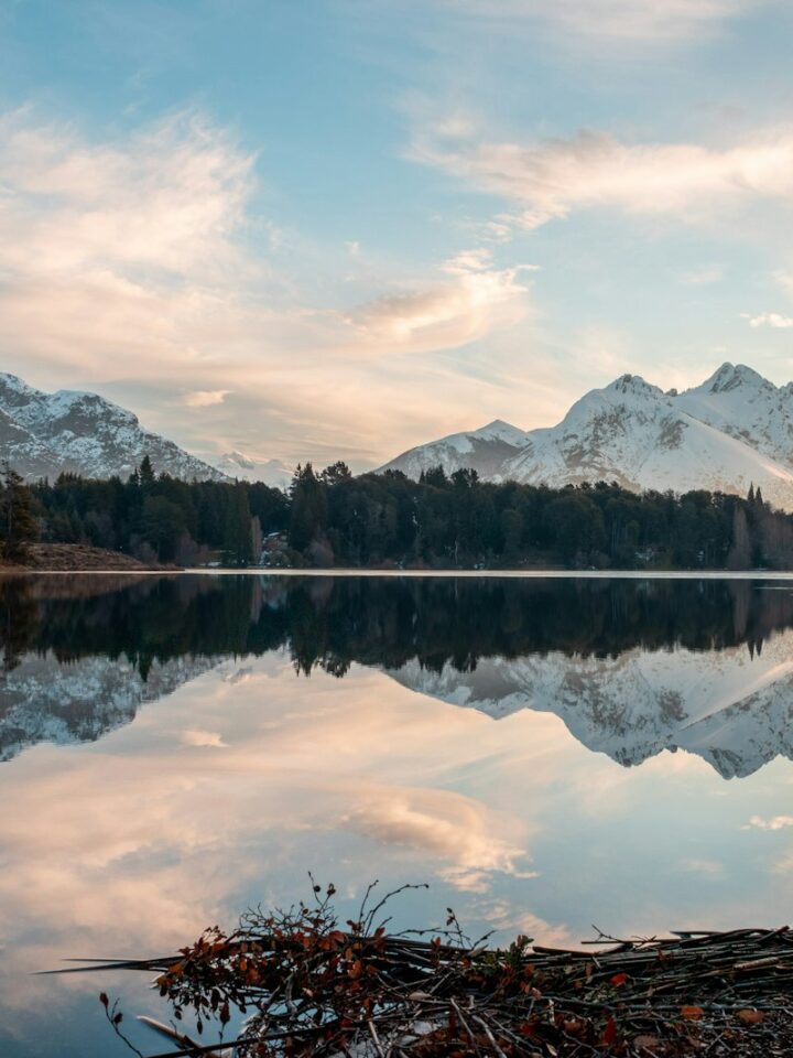 Meer met bergen en bossen bij Bariloche onder witte wolken