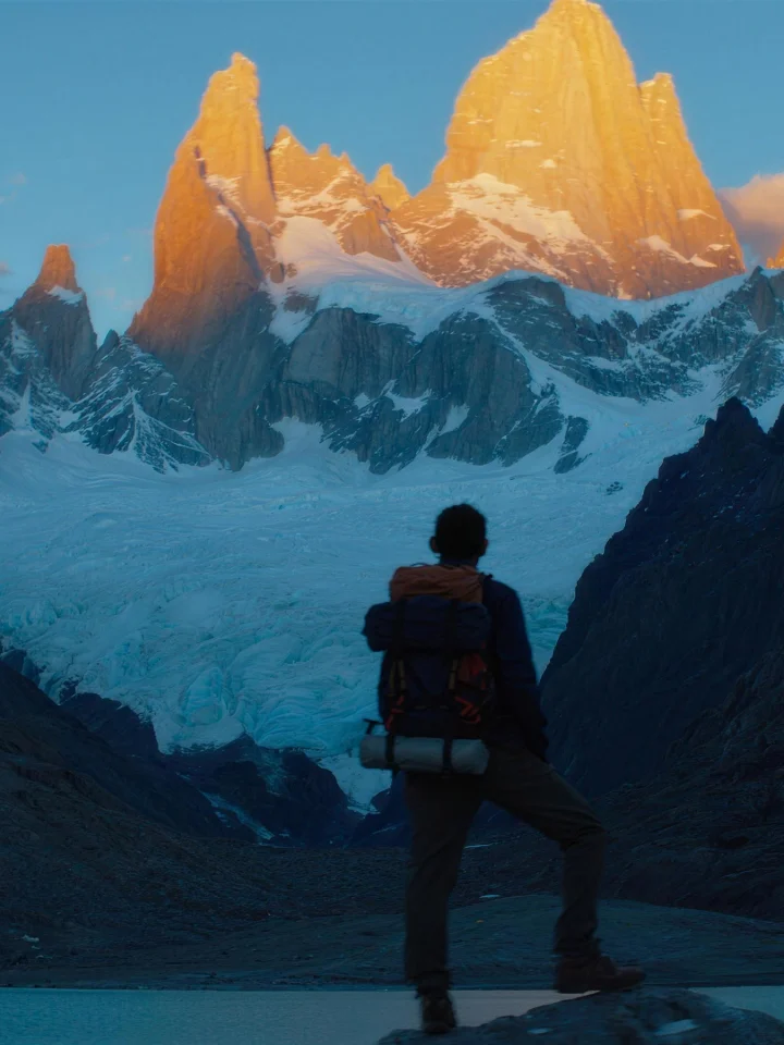 Backpacker bij Laguna de los Tres met zonsopkomst op de Fitz Roy
