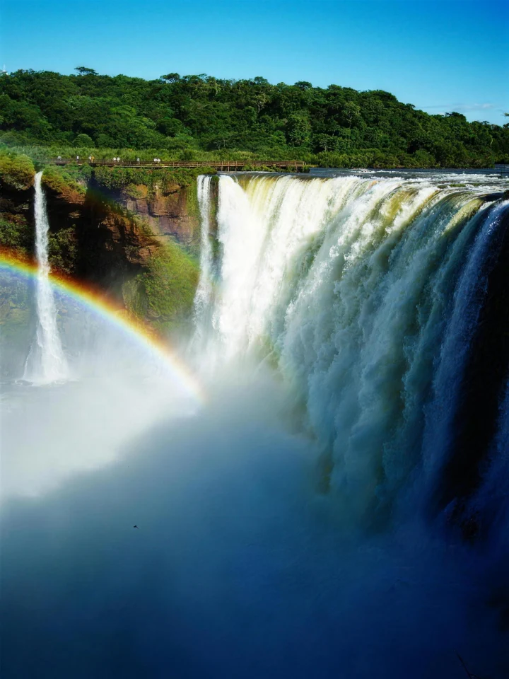 Garganta del Diablo bij de Iguazú-watervallen met regenboog