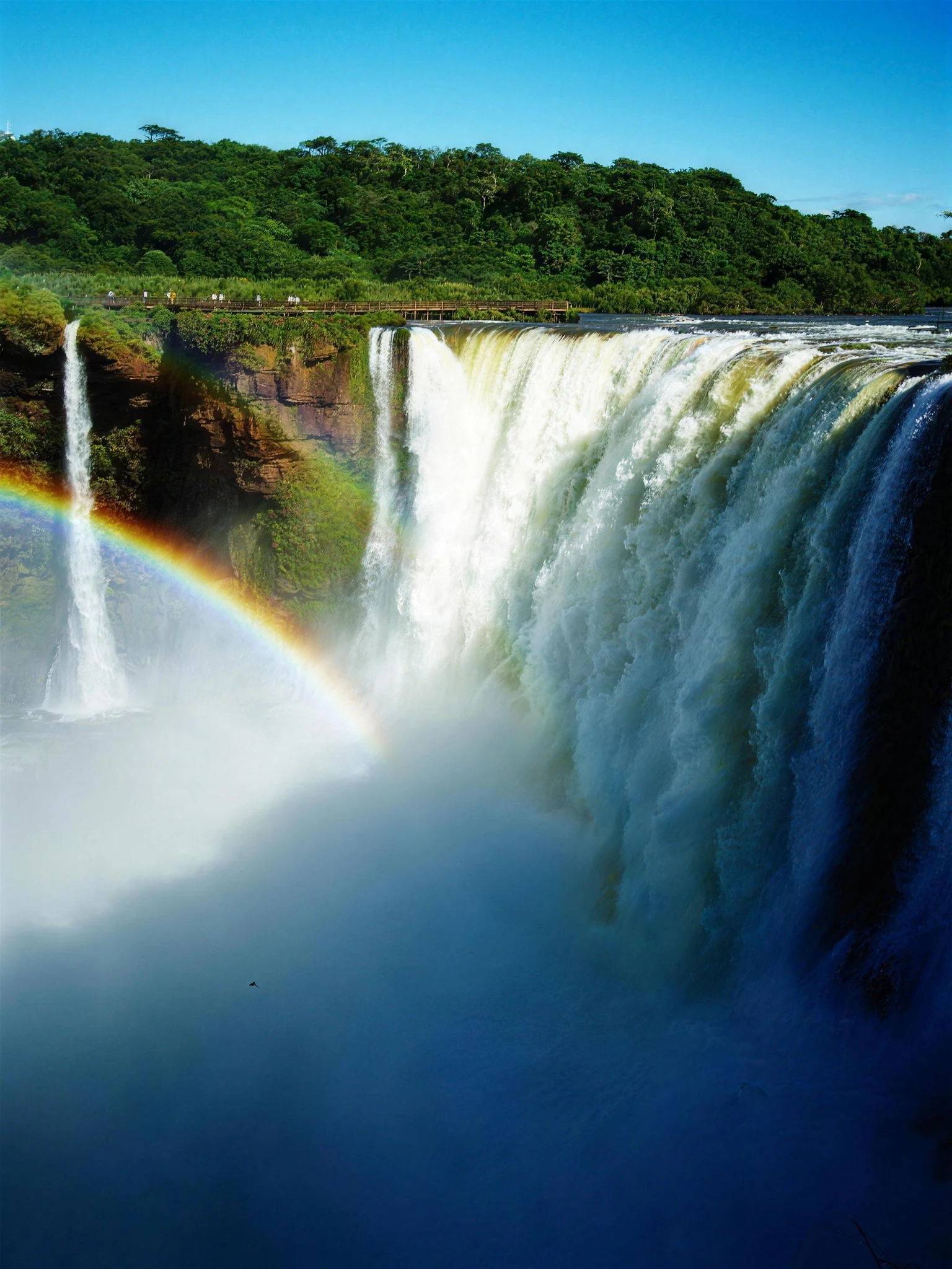 Garganta del Diablo bij de Iguazú-watervallen met regenboog