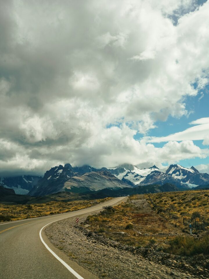Weg door de steppe bij El Calafate met bergen op de achtergrond