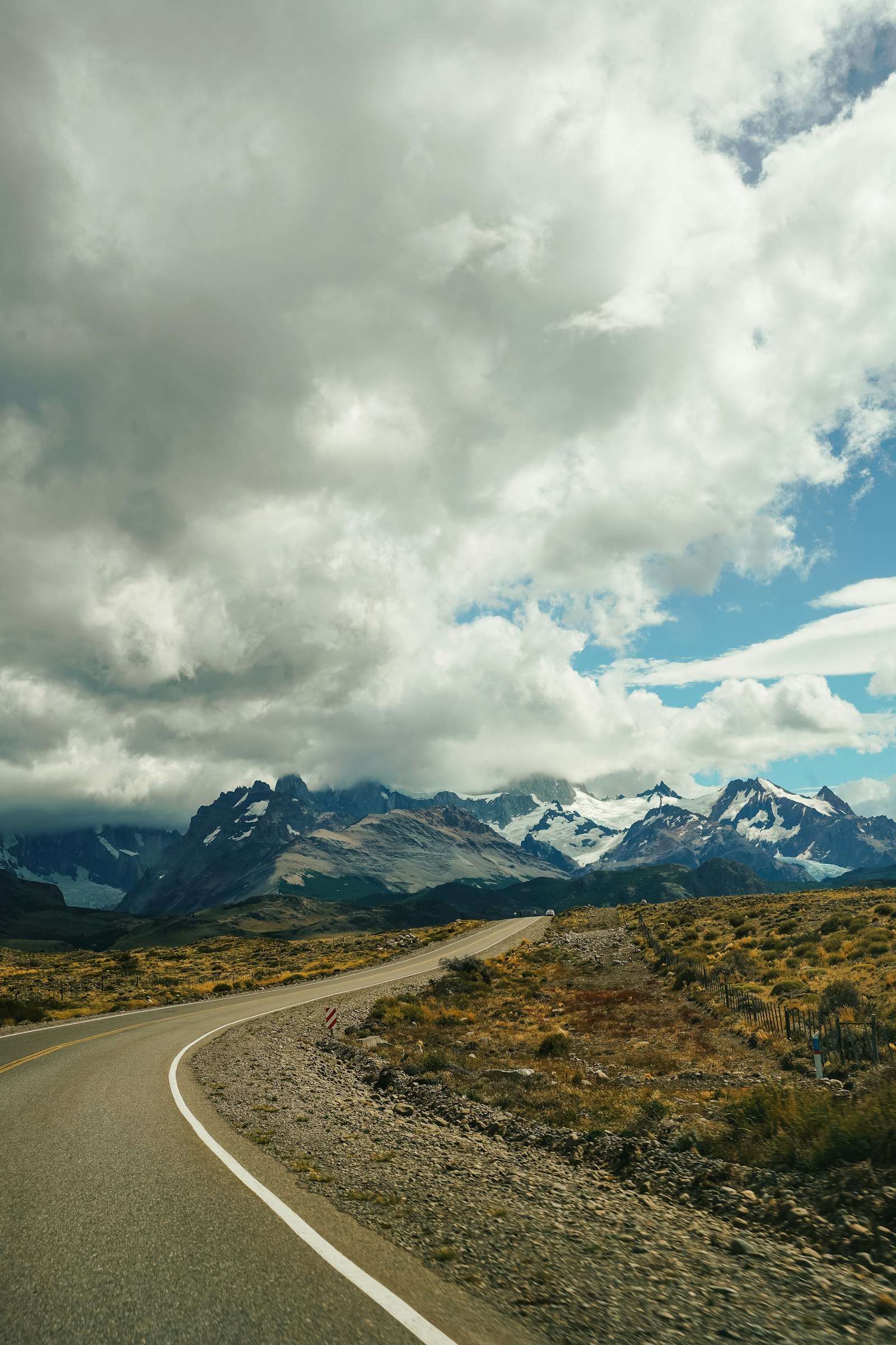 Weg door de steppe bij El Calafate met bergen op de achtergrond