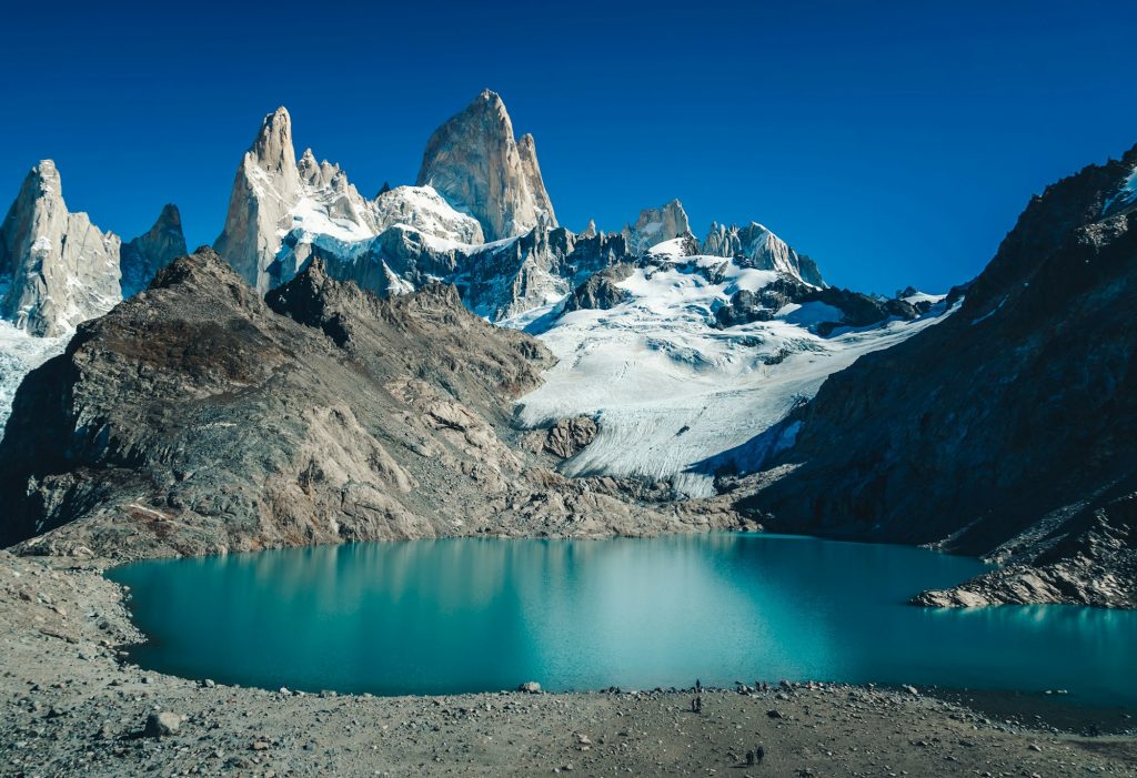 Besneeuwde bergtop boven een meer in Patagonië