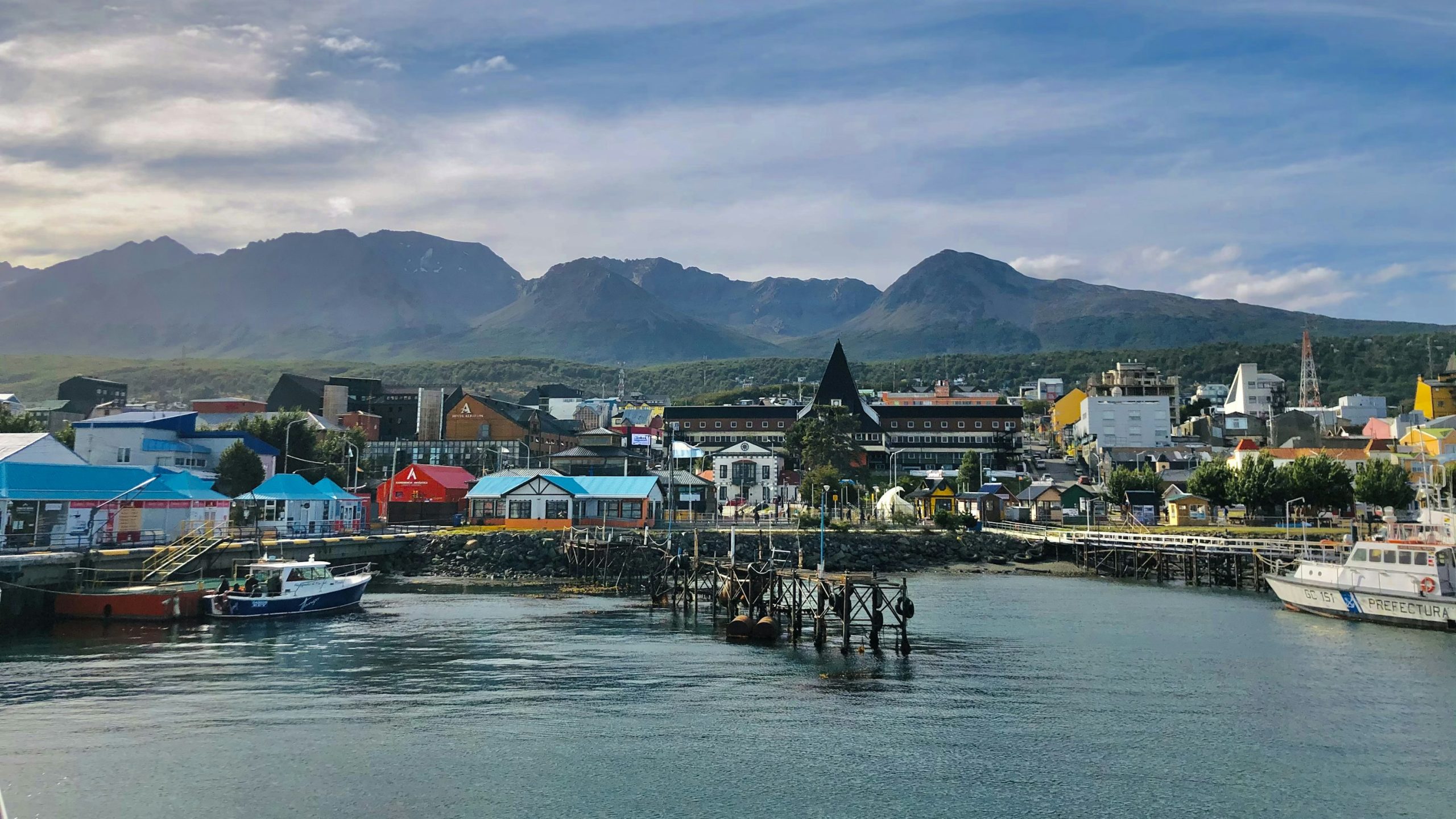 Boten in de haven van Ushuaia met de bergen erachter
