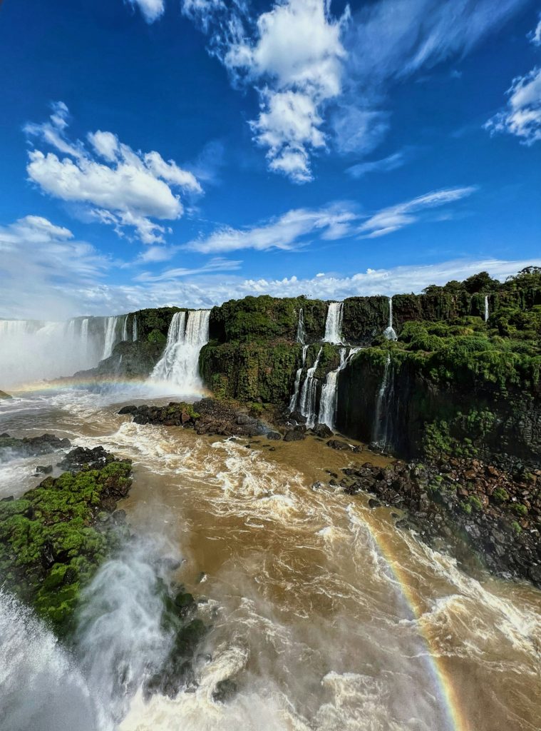 Regenboog boven een grote waterval
