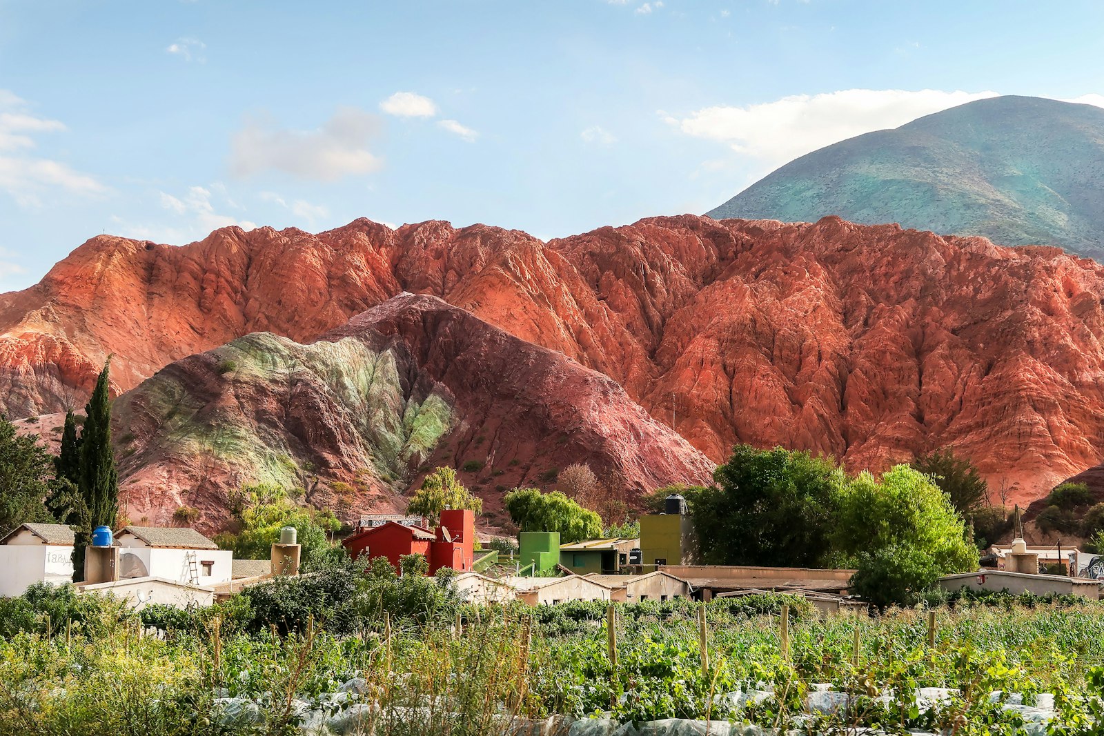 Gekleurde bergen boven het dorp Purmamarca in Jujuy