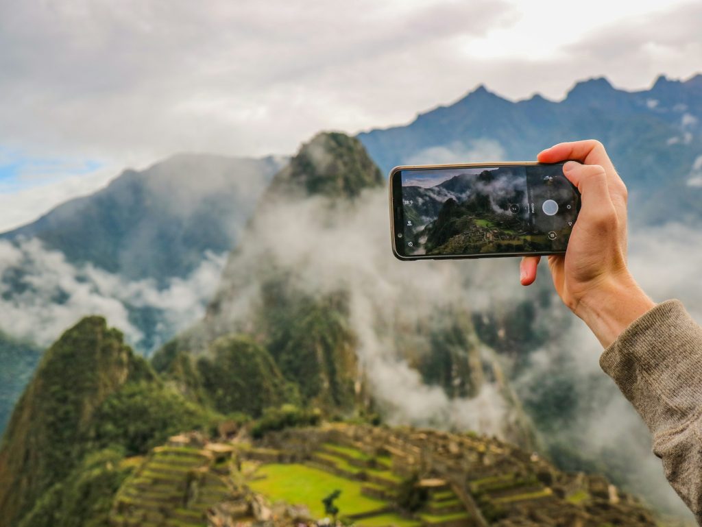 Reiziger fotografeert de bergen met een smartphone