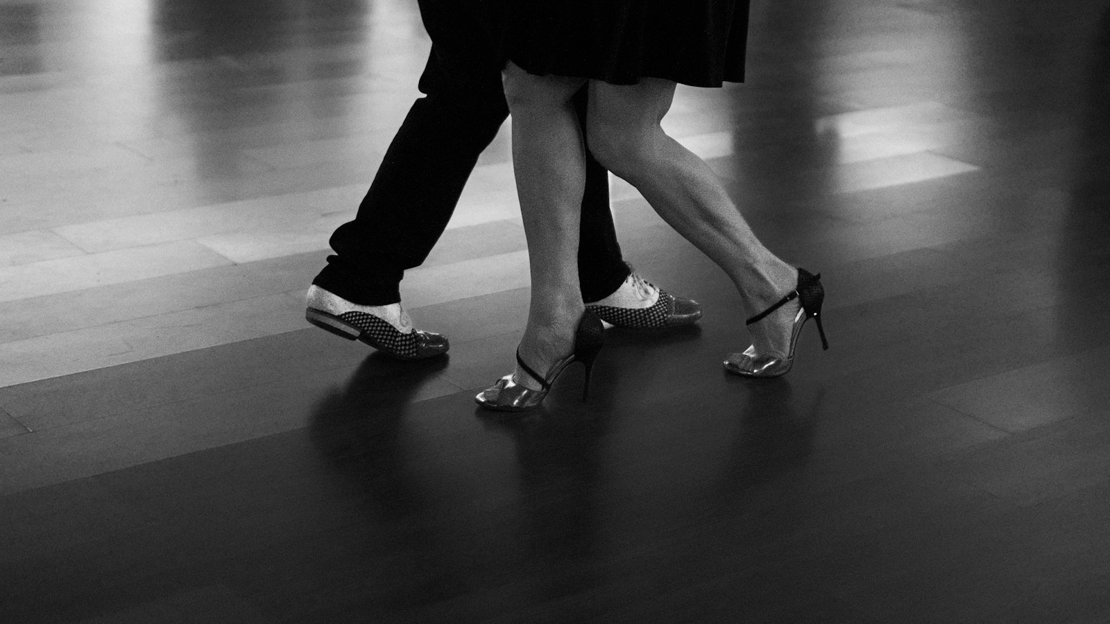Stel dat tango danst, zwart-witfoto