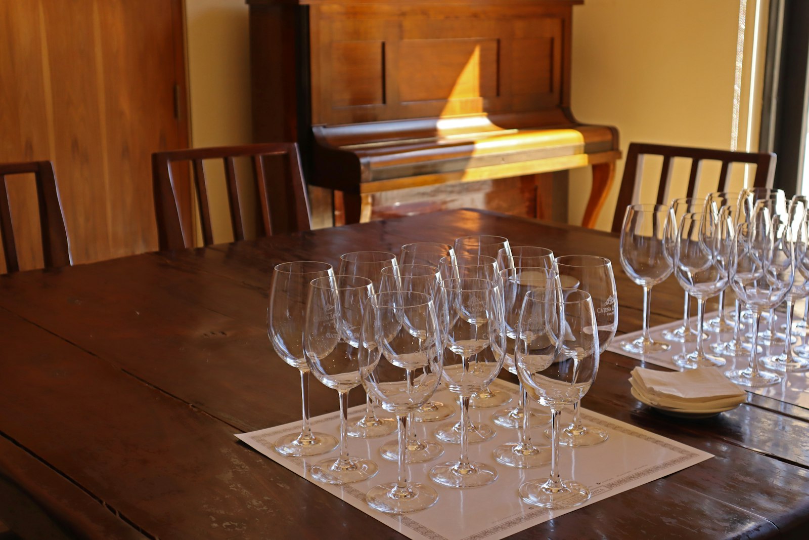 Wijnglazen op een houten tafel
